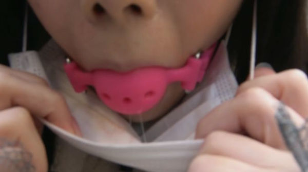 星乃美桜のマスクの下にボールギャグ口枷の猿轡&唾液フェチAV