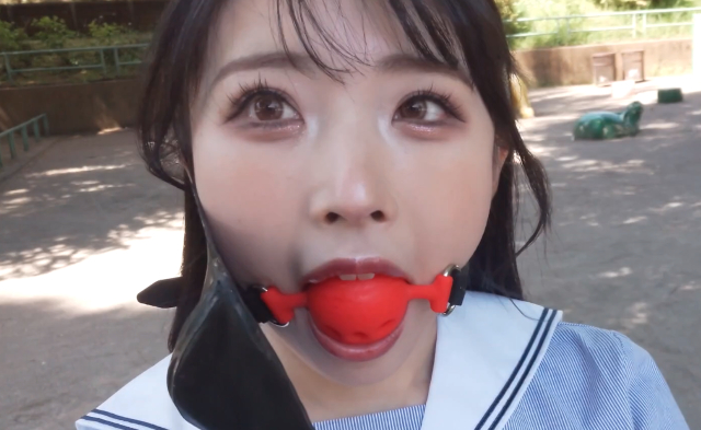 皆月ひかるがラバーマスクの下に猿轡（ボールギャグ）をして自撮り野外羞恥プレイのフェチAV【アイキャッチ画像】