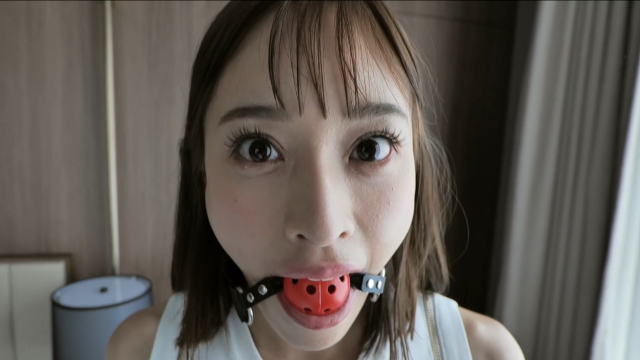 しおかわ雲丹がマスクの下にボールギャグで猿轡をし他人棒に献上されるNTR人妻のAV動画【アイキャッチ画像】