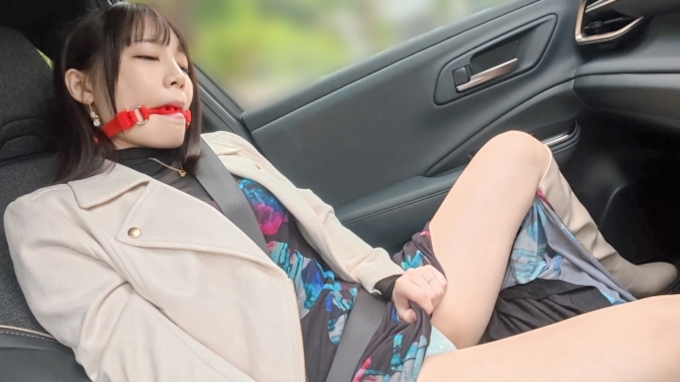 車内で鈴村あいりが口に猿ぐつわをつけられ遠隔アクメ調教