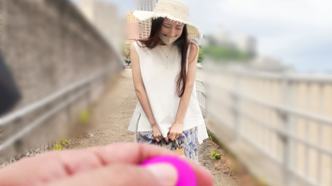 プレステージ女優・松岡すずが立体マスクの下に赤いボールギャグで猿ぐつわをされながら野外調教プレイのAV【アイキャッチ画像】